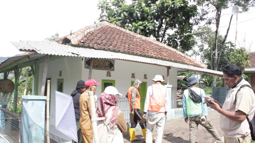 Pembangunan Jalan Gang Kp. Awingombong RW 07 Desa Cikalong Didukung Bantuan Provinsi Tahun 2025