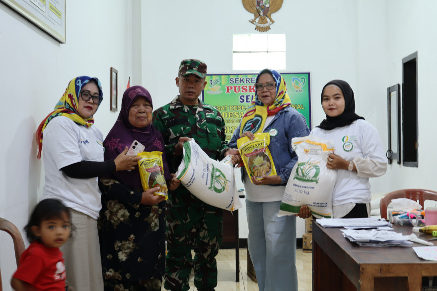 Penyaluran Bantuan Beras dan Minyak Goreng untuk Warga Desa Cikalong